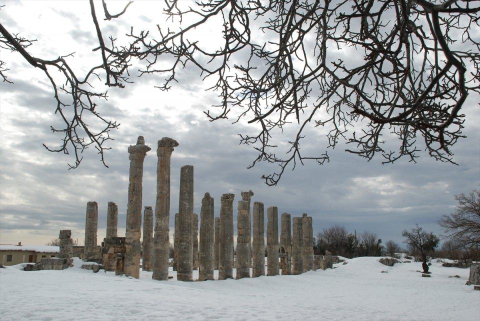 <p>Diocaesarea'daki Zeus Tapınağı, burç ve piramit çatılı anıt mezar Helenistik, sütunlu cadde, tiyatro, tören kapısı, çeşme, şans tapınağı ve zafer kapısı Roma döneminden kalma yapılar arasında yer alırken, 5. yüzyılda Hristiyanlığın yörede gelişmesiyle Zeus Olbios Tapınağı kiliseye dönüştürülerek yeni kiliseler de inşa edildi.</p>

<p> </p>
