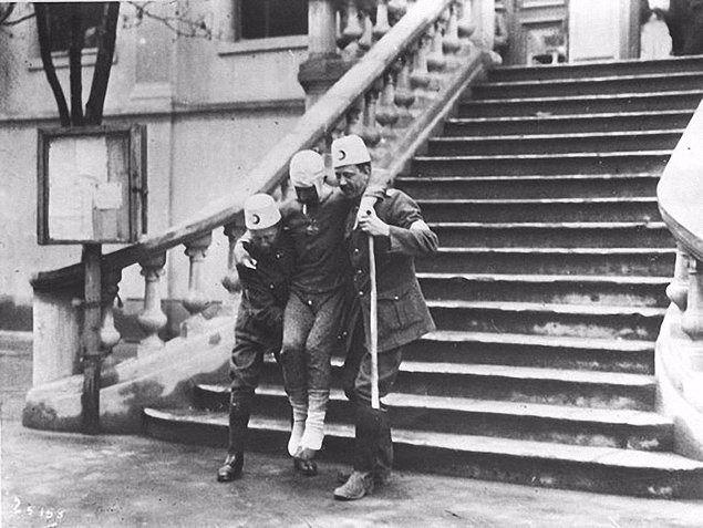 <p>67. Arkeoloji müzesinde hastaneye çevrilen bir binada tedavi edilen Balkan Savaşı gazimiz</p>