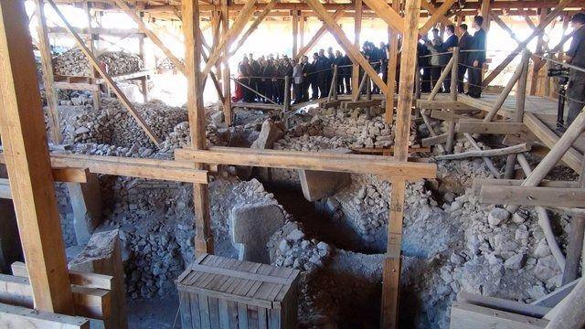 <p>D yapısındaki dikilitaşlardan birinde, başı olmayan insan betimlemesi görülüyor. Bunun dışında kimi vahşi hayvan betimlemeleri, gövdesindenayrılmış baş olarak yorumlanabilecek yuvarlak şekillerle birlikte resmediliyor.</p>