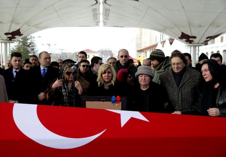 <p>Cenaze namazının kılınmasının ardından helallik alındı. Cenazeyi kıldıran İnançer'in isteği üzerine cenaze omuza alınmadı. Bakanlar Kurulu'nun izniyle Fatih Sultan Mehmet'un türbesinin de bulunduğu Fatih Cami haziresine taşınan cenaze Fatih Sultan Mehmet'e saygı gereği bel hizasında taşındı.</p>

<p> </p>
