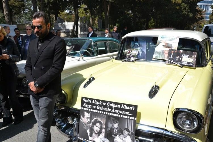 <p>Usta sanatçının uzun yıllar kullandığı 1957 model Chevrolet Belair marka otomobili mezarı başına getirildi</p>