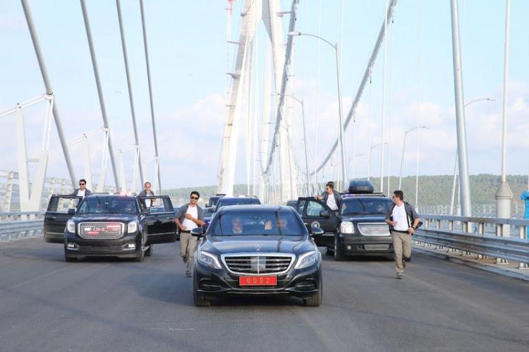 <p>Yavuz Sultan Selim Köprüsü'nün iki özelliği var. Birincisi Büyük ağır kamyonların İstanbul trafiğine girmeden kuzeyden geçmesi</p>
