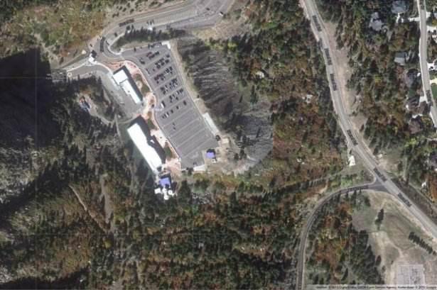 <p><strong>CHEYENNE MOUNTAIN OPERASYON MERKEZİ, ABD</strong></p>

<p>ABD'nin Colorado eyaletinde bulunan Cheyenne Mountain Operasyon Merkezi uzun yıllar askeri üs olarak hizmet verdi. 2006 yılından bu yana hizmet dışı bırakılan askeri üsse yine de Google'ın yer haritasından ulaşılamıyor. Bilim kurgu dizisi 'Stargate'in bazı bölümleri de geçmişte burada çekildi.</p>
