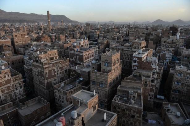 <p>UNESCO Dünya Kültür Mirası listesinde bulunan binlerce yıllık binaların, muhtemel bir savaşta zarar görebileceği belirtiliyor. Libya, Irak ve Suriye gibi ülkelerde yaşanan kültür tahribatının, Yemen'de de yaşanması endişeleri dile getirilirken, 2 bin 500 yıllık geçmişe sahip, dünyanın ilk çok katlı binalarının yer aldığı tarihi Bab'ül Yemen şehri, Osmanlı eserleri ve İslam'ın ilkleri olma özelliği taşıyan camilerin, tehdit altında olduğu ifade ediliyor.</p>
