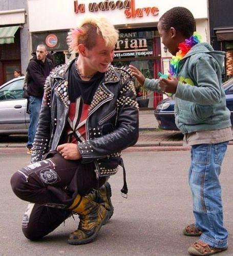 <p><strong>Gay Pride sırasında bir 'punk rock'çı ve çocuk.</strong></p>

<p> </p>
