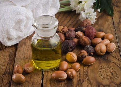 <p><strong>Argan yağı</strong></p>

<p>Argan yağının içinde B ve E vitamini bulunur. Bu yağlarda saça parlaklık kazandırarak yumuşatır.</p>
