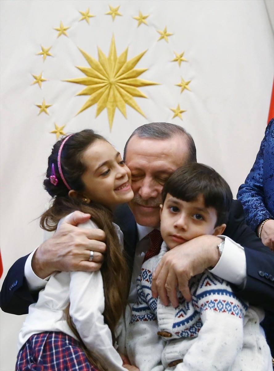 <p><strong>TÜRKİYE'DEN YARDIM İSTEMİŞTİ</strong><br />
<br />
Bana, Twitter üzerinden Cumhurbaşkanı Erdoğan'a ve Dışişleri Bakanı Çavuşoğlu'na yardım çağrısında bulunmuştu. Çavuşoğlu da yanıtında kuşatmadaki diğer sivillerle birlikte Baba'nın ailesini güvenli şekilde kurtarma sözü vermişti.</p>