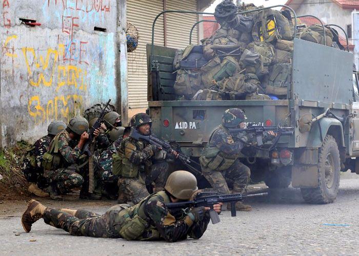 <p>Dünyanın gözü iki gündür Adalar ülkesi Filipinler'e çevrildi. Terör örgütü DEAŞ'la bağlantısı bulunan Maute örgütünün Mindanao Adası'nı işgal etmesiyle başlayan çatışma büyüyor. </p>
<p> </p>