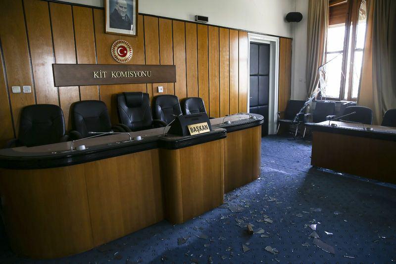 <p>TBMM Başkanı İsmail Kahraman'ın, TBMM Genel Sekreteri İrfan Neziroğlu'na verdiği, "Meclis'teki tahribat izleri silinmesin, kalsın, büyük çaplı temizlik yapmayın, herhangi bir tamirat sürecine girişmeyin, sadece yerdeki cam kırıklarını temizleyin, düşme tehlikesi olan yerleri sabitleyin" talimatından sonra, zarar gören ana bina, yeni halkla ilişkiler binası ile ziyaretçi binasında hafta sonu başlayan temizlik devam ediyor. Cam kırıkları toplanıyor ve küçük çaplı tamir yapılıyor.</p>