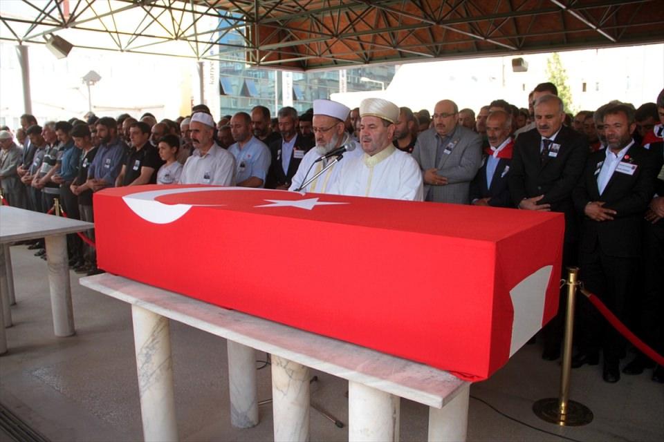 <p>Van'ın Çaldıran ilçesinin Tendürek Dağı bölgesinde şehit düşen Jandarma Uzman Onbaşı Süleyman Budak'ın cenazesi, memleketi Elazığ'da son yoluculuğuna uğurlandı. Şehidin naaşı İzzetpaşa Camisi'nde kılınan cenaze namazının ardından Salkaya köyüne bağlı Yılangeçiren mezrasında toprağa verildi. Şehit babası Veysel Budak (solda) ve kardeşleri tören boyunca büyük üzüntü yaşadı.</p>

