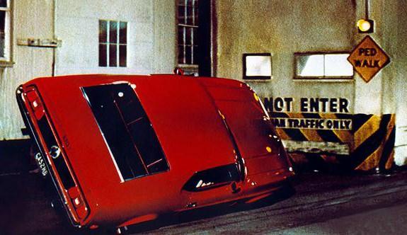 <p><br />
<strong>7- Diamonds Are Forever (1971)</strong><br />
Sean Connery'nin son kez 007 rolüne soyunduğu seride, filmin yıldız arabası da 1971 Ford Mustang Mach 1 olarak tercih edildi.</p>