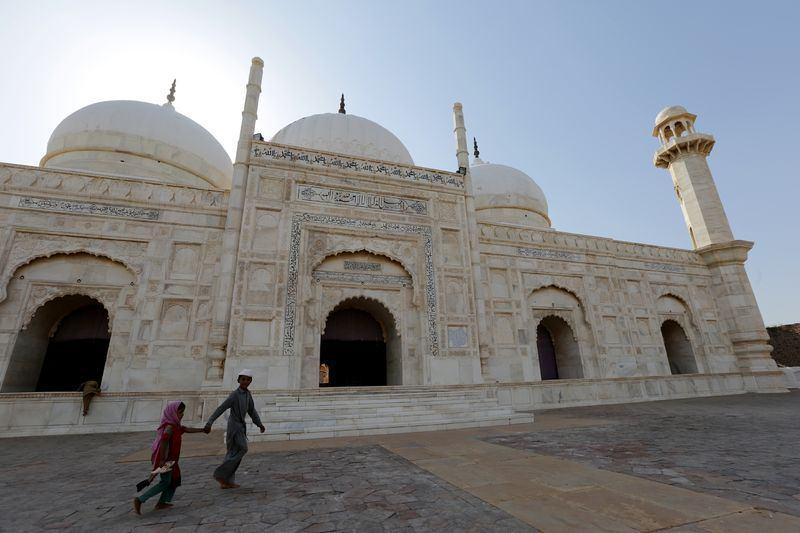 <p>Pakistan'ın Pencap Eyaleti'nin, Hindistan sınırı yakınlarındaki &ccedil;&ouml;l&uuml;n ortasındaki kalenin 30 metre y&uuml;ksekliğindeki bur&ccedil;larının toplam &ccedil;evresi 1500 metreyi buluyor. 13. y&uuml;zyılda da tuğladan yapılmış olan kale, &uuml;lkenin ulaşımı zor olan "&Ccedil;&ouml;listan" &ccedil;&ouml;l&uuml;nde yer alıyor.</p>

