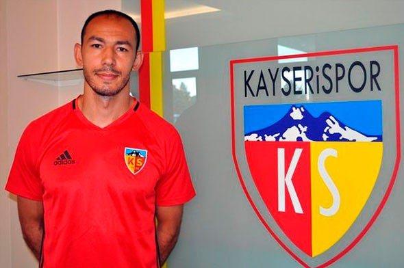 <p><strong>SEZONA KÖTÜ BAŞLADI</strong><br />
<br />
Kayserispor yönetiminin yoğun çabaları sonucunda 1 yıllık sözleşme imzalamayı kabul eden 33 yaşındaki futbolcu, yeni kulübünde hayal kırıklığı yaratan bir performans sergiliyor.</p>