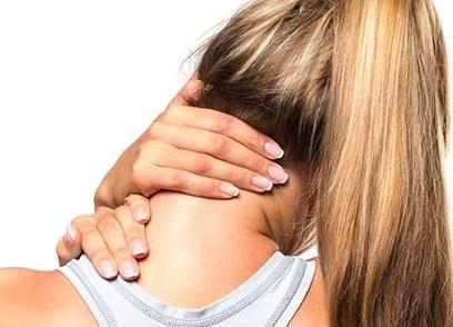 <p>Bunlar arasında baş ağrıları aralıklı olup özellikle öksürme, hapşırma gibi hareketlerle baş ağrısı ve beyinde artan bir basınç hissi sık görülen diğer belirtiler arasındadır. </p>
