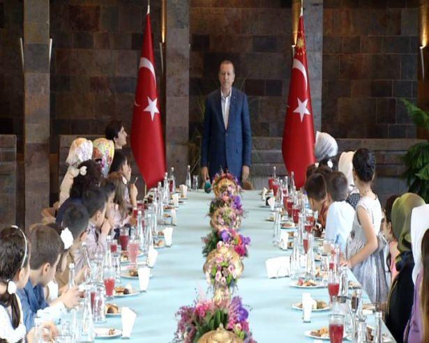 <p><span style="color:#D3D3D3">Cumhurbaşkanlığı kaynaklarından alınan bilgiye göre, Aile ve Sosyal Politikalar Bakanlığına bağlı kuruluşlarda kalan çocuklardan ve İstanbul'da ikamet eden şehit çocuklarından oluşan grupla saat 17.30'da Huber Köşkü'nde bir araya gelen Erdoğan, ikramlar eşliğindeki sohbet sırasında 30 çocuğun her biriyle tek tek ilgilendi. </span></p>
<p><a href="http://video.haber7.com/video-galeri/59939-erdogan-cocuklarla-bayramlasti"><span style="color:rgb(255, 255, 0)">HABERİN VİDEOSUNU İZLEMEK İÇİN TIKLAYINIZ...</span></a></p>