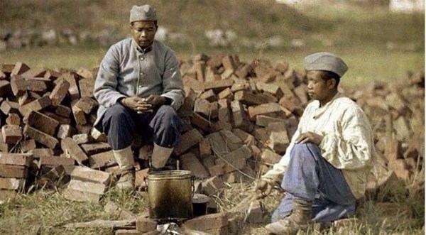 <p>Afrikalı askerler yemek pişiriyor</p>
<ul>
</ul>