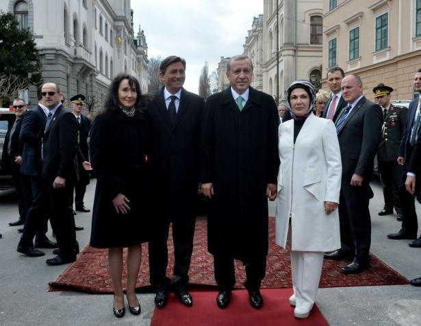 <p>Cumhurbaşkanı Recep Tayyip Erdoğan, resmi temaslarda bulunmak üzere Slovenya'nın Başkenti Ljubljana'ya geldi. Cumhurbaşkanı Erdoğan ve eşi Emine Erdoğan'ı, Slovenya Cumhurbaşkanı Botur Pahor ve eşi Tanja Pecar resmi törenle karşıladı. </p>
