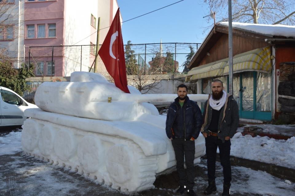<p>Tanka vatandaşlar tarafından büyük ilgi olduğunu belirten kardeşler, “Tankı görenler şaşkınlıklarını gizleyemiyorlar, cep telefonları ile hatıra fotoğrafı çekiniyorlar bizi tebrik ediyorlar biz de mutlu oluyoruz. Bu tankın yapımında kafemize gelen gençlerde yardımcı oldular. Gençlere de ayrıca bir etkinlik olmuş oluyor. Herkesin eline yüreğine sağlık. Seneye inşallah yine dikkat çekici gündemde olan bir şeyler yapacağız, sürpriz olsun” ifadelerini kullandılar. </p>

<p> </p>
