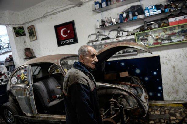 <p>Karakaya, "Çevremde eş dosttan 'artık bırak' diyen var. Ama bana kimse karışamaz. Ben kendime güveniyorum. Bu işi de çok seviyorum. Yatağa düşene kadar hatta sağlığım elverirse ölene kadar çalışacağım. Gerekirse 90 yaşında bile" ifadelerini kullandı.</p>

<p> </p>
