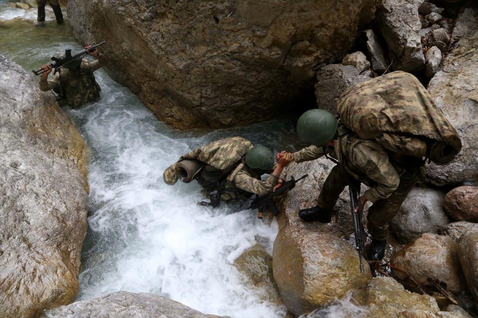 <p>Küçük birlik harekatı için uygun arazi yapısında konuşlu Dağ Komando Okulu ve Eğitim Merkez Komutanlığında taktik ve teknik eğitimlerini tamamlayan, 14 farklı arazi tatbikatı icra ederek cesaret kazanan komandolar, ulaştıkları son seviyenin testi olan ve 2 hafta süren "Kara komando harekatının tatbikat safhası"nı Burdur, Antalya, Konya ve Isparta sınırlarını içine alan 20 bin kilometrekarelik alanda gerçekleştirdi.</p>
<p> </p>