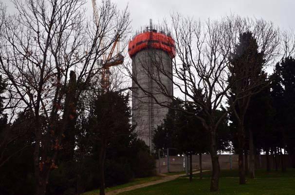 <p>İstanbul’un siluetini bozan Çamlıca’daki radyo ve Tv vericilerini tek bir vericide toplayacak olan dev kulenin inşaatında gelinen son nokta havadan görüntülendi. 365 metrelik yüksekliğe, seyir terası ve restorana sahip olacak kulenin 95 metresi tamamlandı.</p>
