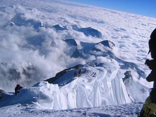 <p>Dünyanın en yüksek noktası olan Everest tam 8,848 m yüksekliğinde.</p>