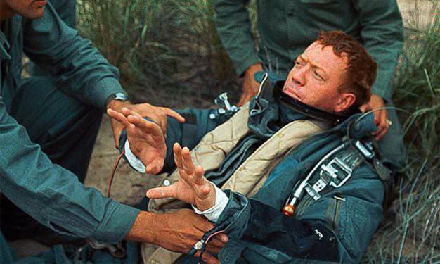 Kittinger sağlam bir şekilde iniyor. Eldivenlerinden birinin basınç dengelemede sorun yarattığı ortaya çıkıyor ve hafif yaralanıyor. Bu problem eğer kaskında veya elbisesinde çıksaydı yaşayamazdı.