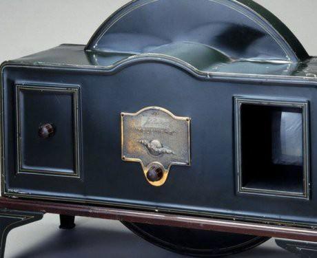 <p>"Teneke soba" televizyonun tasarımını Percy Packman 1930'da İskoç makine mühendisi John Logie Baird için yapmış. Ama pahalı bulunan bu model sadece 1000 adet satış yapmış. İlk televizyon yayını 1929'da yapıldı.</p>