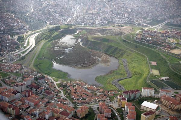 Via Properties ve Gürsoy Grup ortak girişimi sonucu Türkiye'nin ilk mega tema parkını, alışveriş caddeleri ve gösteri merkeziyle bir araya getiren, Cumhuriyet tarihinin en büyük bölgesel park yatırımlarından biri olarak gösterilen VIALAND'ın inşası hızla devam ediyor. 