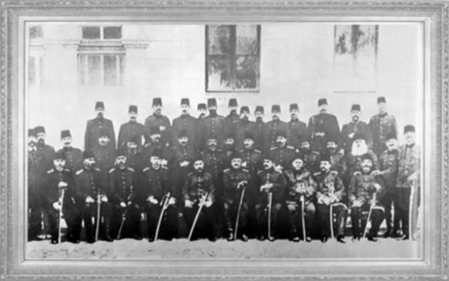 Mustafa Kemal (orta sırada, sağdan yedinci), Hareket Ordusu Subayları ile beraber (Selanik, 1909)