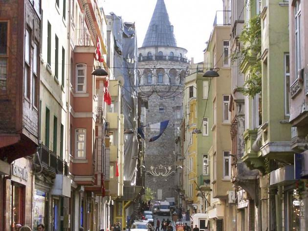 <p><strong>AYLİN KOTİL'İN BEYOĞLU'NDA SÜPRİZ YAPMASI ZOR</strong><br /><br />Gezi olaylarının başlangıç noktası olan Beyoğlu ilçesinde AK Partili mevcut belediye başkanı Ahmet Misbah Demircan'ın oy oranı hala %50 bandında olduğunu rahatlıkla söyleyebiliriz. Siyasi tecrübesi olmayan CHP'nin renkli adayı Aylin Kotil'in nasıl bir performans sergileyeceğini kestirememekle birlikte İstanbul genelinde oylarını konsolide eden AK Parti'nin Beyoğlu'nda bir sürpriz yaşayacağını beklemiyoruz. Başbakan Erdoğan ve Kadir Topbaş'ın Beyoğlu kökenli bir başkan olması da AK Parti için bölgede bir avantaj</p>