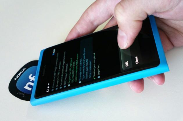 <p>Tüm bunların yanı sıra NFC'nin kamera, televizyon, PC gibi diğer elektronik cihazlar ile iletişime geçebilen farklı uygulamaları da bulunmaktadır. NFC ile ilgili pek çok ilgi çekici fikir geliştirme aşamasındadır.</p>