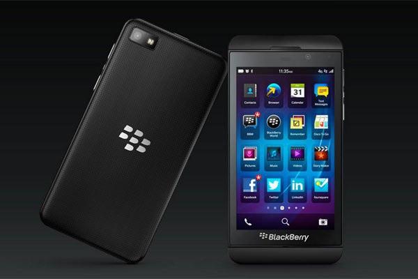 <p><strong>BlackBerry Z10</strong><br />
BlackBerry Z10 ilk çıktığında hakkındaki yorumlar olumluydu. Ancak kısıtlı uygulama seçeneği bu telefonun zayıf noktası olarak kaldı.</p>
