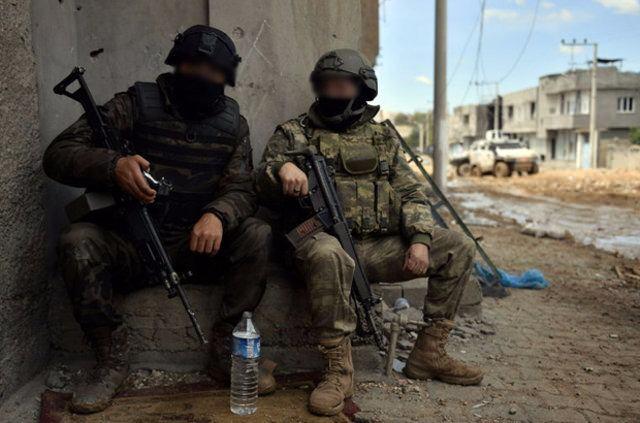 <p>Kapılarına Kur'an-ı Kerim asılan evlerde yapılan kontrollerde, çok sayıda tuzaklanmış el yapımı patlayıcının yanı sıra silah ve mühimmat ele geçirildi.</p>
<p> </p>