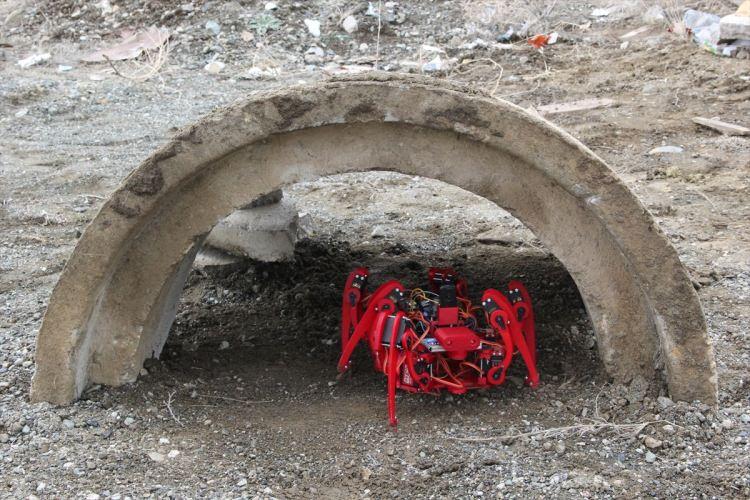 <p>İmkanlarının kısıtlı olması nedeniyle kentteki hurdacılardan topladıkları parçalarla söz konusu 3D yazıcıyı üretmeyi başaran Karakaşoğlu ve Parlak, ardından sarp ve engebeli arazide ilerleyebilen "Örümcek Robot" adını verdikleri bir robot üretmeye karar verdi.</p>