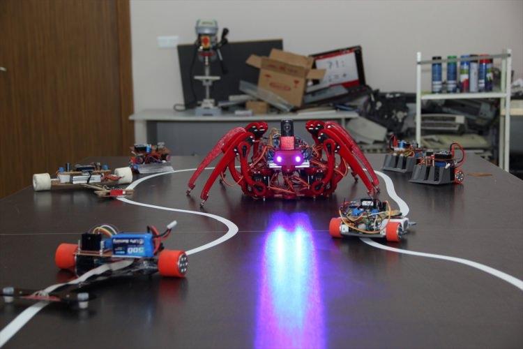 <p> Bir robotun istenilen bölgeye gönderilebilmesi ve bazı engelleri aşabilmesini için bu örümcek robotu tasarlayıp ürettik.</p>