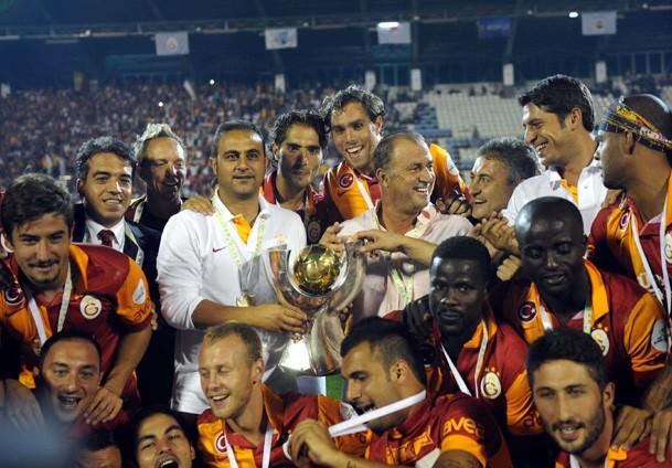 - Galatasaray, Fenerbahçe'ye karşı oynadığı TFF Süper Kupa karşılaşmasını 3-2 kazanarak sezona kupa ile başladı. Erzurum'da yapılan karşılaşmada Galatasaray'a kupayı getiren golleri 19 ve 58. dakikalarda Umut Bulut ve 90. dakikada Selçuk İnan atarken, Fenerbahçe'nin gollerini 45 2. dakikada Alex, 65. dakikada Kuyt kaydetti.