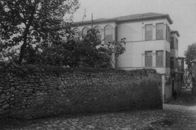 <p>Dünyaya yön veren devletlere başkentlik yapan İstanbul, her dönemin gücünü ve kültürel yapısını içinde barındırıyor. Bu güzel şehirde bir tarihi yolculuğa çıkmak ister misiniz? Yaşlılardan sürekli "Ah nerde o eski İstanbul" serzenişlerini çok fazla duymuşsunuzdur. Büyük devletlerin başkentliğini yapmış bu özel şehir, antik çağlardan günümüze kadar binlerce yılın kültürel etkilerini de hâlâ koruyor.</p>