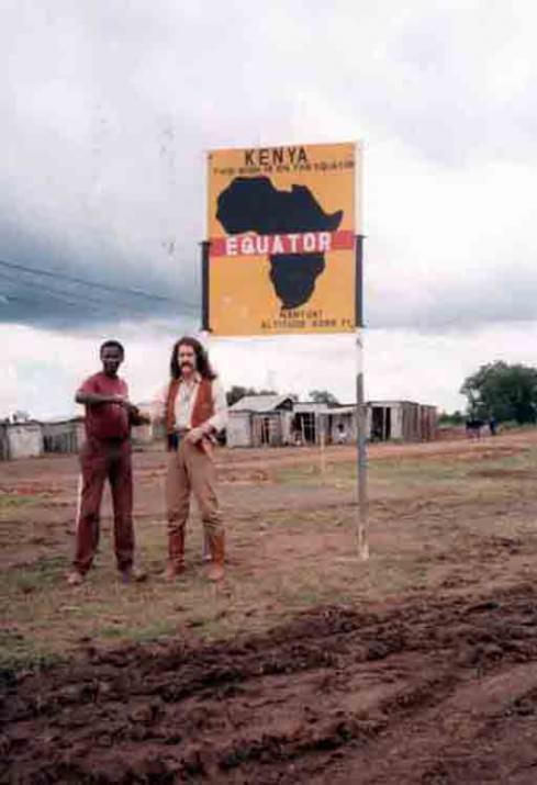 <p>KENYA (Ekvator çizgisindeki programının çekiminde), 1989</p>
