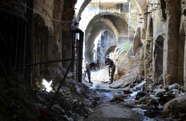 <p>Suriye'nin Halep kentindeki tarihi Emevi Cami, ana yapısı, minaresi ve külliyesiyle İslam mimarisinin seçkin örneklerinden biri olarak öne çıkıyor. Yaşanan iç savaşta yerle bir olan 922 yıllık Selçuklu eseri minaresi, 800 yıllık Memlük mirası külliyesi ile bir şaheser görünümündeki cami, Büyük Halep Camisi adıyla da anılıyor.</p>