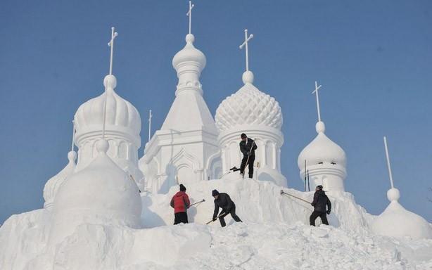 Çin'de gerçekleşen 'Jingyue Snow World Festival' adlı geleneksel kar festivalinde dev binalar inşa edildi. Binaların özelliği ise hepsinin kardan yapılması... 200 kilometrekarelik bir alanda gerçekleşen festival için onlarca sanatçı günlerce çalıştı. Heykeller, gece de ışıklandırılarak görsel bir şölen sunuyor.