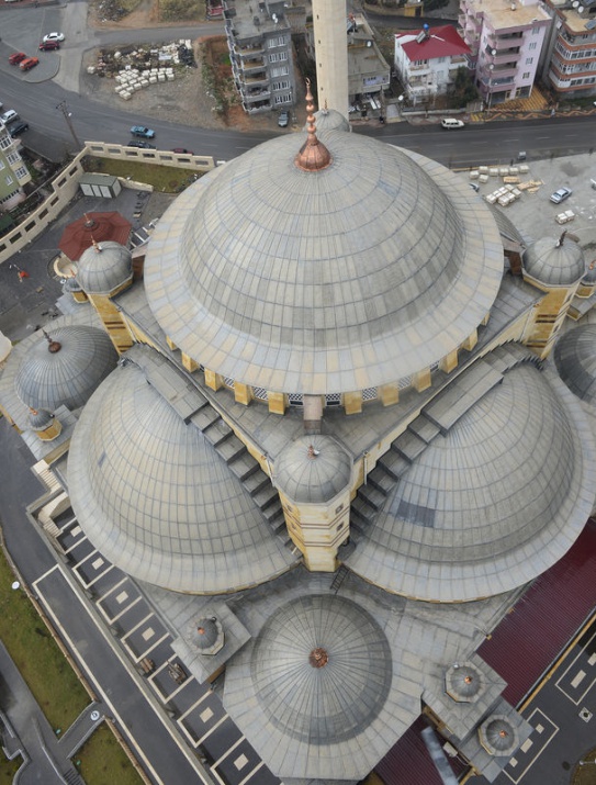 <p>Caminin 5 yıl kadar süren hat işlemelerinde özellikle birlik ve beraberliği simgeleyen anlamlı ve manalı yazılara yer verildi. </p>