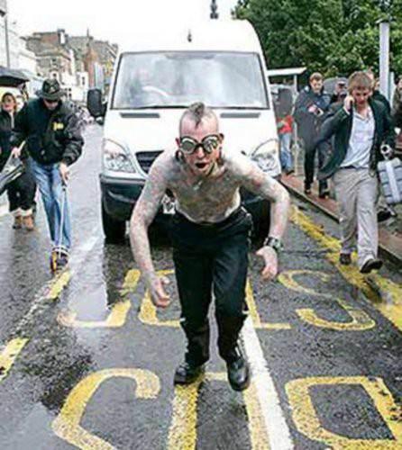 <p>Sırt derisine takılan 2 çengel ile Hannibal Helmurto, 24 Ekim 2004'te Londra Croydon'da 4 tonluk bir kamyoneti 91.4 metre çekti</p>