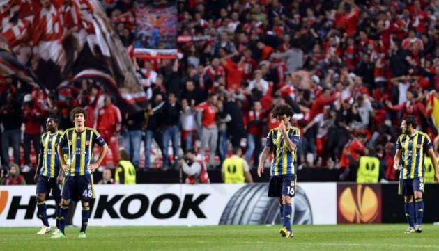 tanıdık acılar, tanıdık hisler. içte bilindik sesler. yarım kalan bir şey yok. yarım kalmış gibi gözüküyor sadece, fenerbahçe...