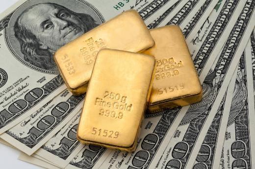 <p>Cevap Şant Manukyan, altında kısa vadede 1.270 dolar/ons seviyesinin görülmesini olası görüyor. . Manukyan’a göre yukarı bir hareketten bahsedebilmek için 1.430 dolar seviyesinin aşılması gerek. . Manukyan, FED’in likidite musluğunu istihdamda yaşanacak gelişmelere bağlı olarak kısacağını açıklamasını hatırlatarak, “Hızlı bir toparlanma altın satışlarının sürmesine ve 1.100 dolara kadar gerilemesine neden olabilir” sözleriyle kötümser bir tablo çiziyor. . Manukyan’ın işaret ettiği seviyeler ise 1.430 - 1.270 veya 1.430-1.530 dolar aralıkları. Kısa vadede altın fiyatında görece iyimser olan Tufan Cömert ise global likidite genişlemesinin devamı, Avrupa ekonomisinin hala riskler açık olması ve Kuzey Kore gibi risk faktörlerinin etkisiyle bir süre altın fiyatlarında yeniden yukarı yönlü bir seyir izlenebileceğini düşündürüyor.</p>