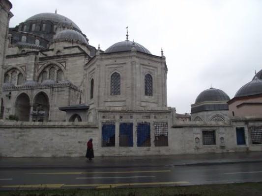<p>Bosnalı İbrahim Paşa Türbesi<br /><span><br /> Kalenderhane Mahallesi Şehzade Caddesi Şehzade Camii avlusu Şehzadebaşı – Fatih</span></p>