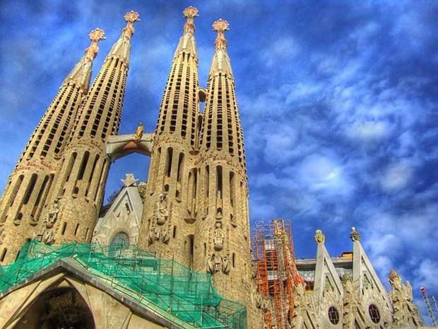 <p>Sagrada Familia (Barcelona, İspanya)</p>
