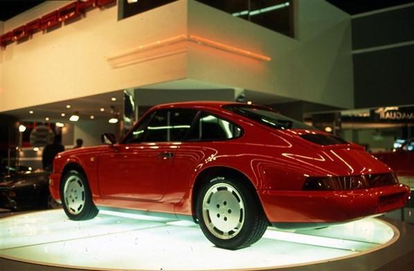 <p>Porsche 911 Carrera 4 (964) 1988 Paris Fuarı'nda.</p>