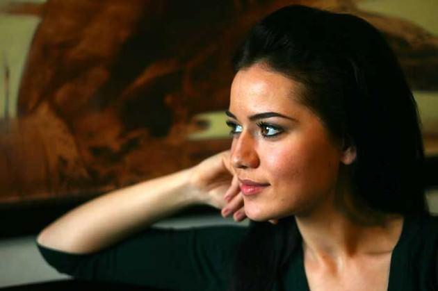<p>Yaprak Dökümü'nde Necla karakterini canlandıran Fahriye Evcen de yaşadığı Almanya'dan tatil için Türkiye'ye gelip oyuncu oldu.</p>