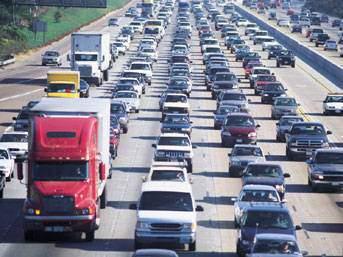 Trafiğe girildiğinde gözün en azından iki araç ileriye bakacak şekilde ayarlanması, yakıt israfına yol açan duruşlardan kaçınılması, trafik ışık sürelerine hakim olunması da yakıt tasarrufu için önem arz ediyor.